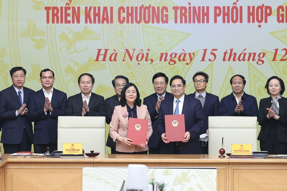 Thủ tướng Phạm Minh Chính và Bí thư Trung ương Đảng, Trưởng Ban Dân vận Trung ương Bùi Thị Minh Hoài ký kết Chương trình phối hợp giai đoạn 2021-2026. (Ảnh: Dương Giang/TTXVN)