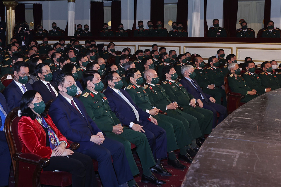 Thủ tướng Phạm Minh Chính và các đại biểu tham dự chương trình giao lưu nghệ thuật “Nghĩa tình quân dân”.(Ảnh: Dương Giang/TTXVN)