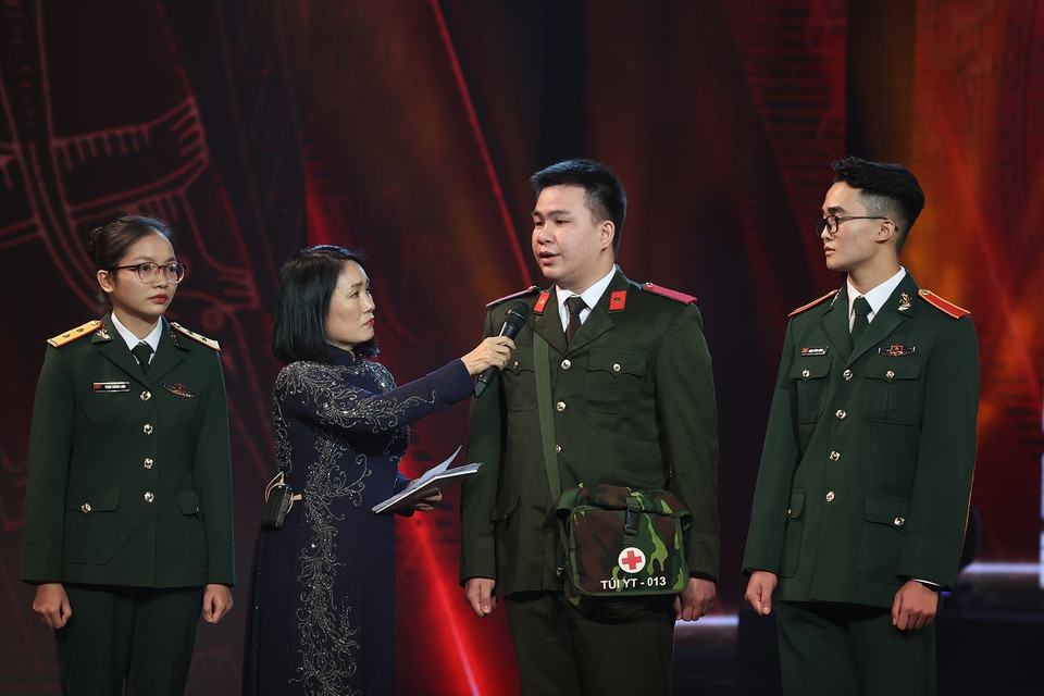 Các điển hình tiên tiến trong phòng, chống dịch COVID-19 giao lưu tại chương trình nghệ thuật “Nghĩa tình quân dân”. (Ảnh: Dương Giang/TTXVN)