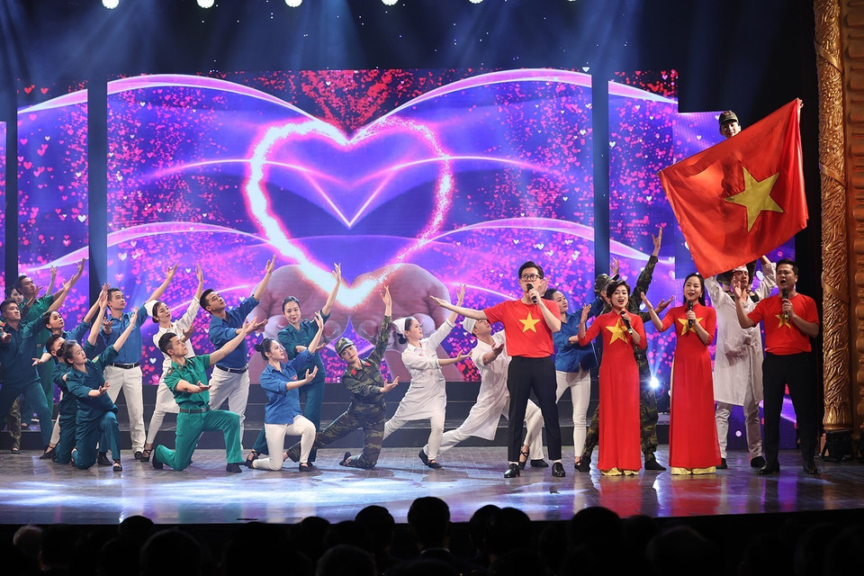 Biểu diễn văn nghệ tại chương trình nghệ thuật “Nghĩa tình quân dân”. (Ảnh: Dương Giang/TTXVN)