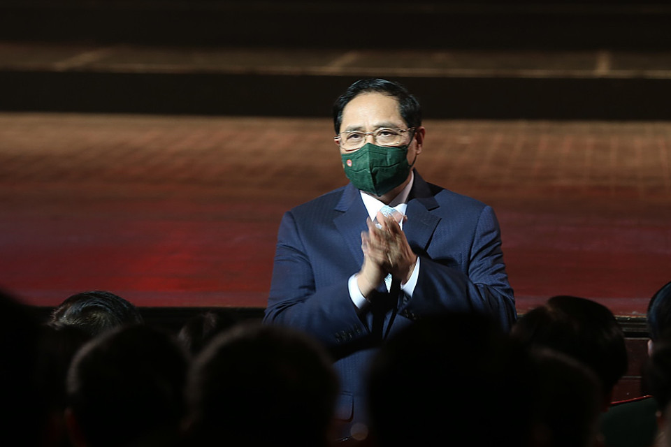 Thủ tướng Phạm Minh Chính dự chương trình giao lưu nghệ thuật “Nghĩa tình quân dân”. (Ảnh: Dương Giang/TTXVN)