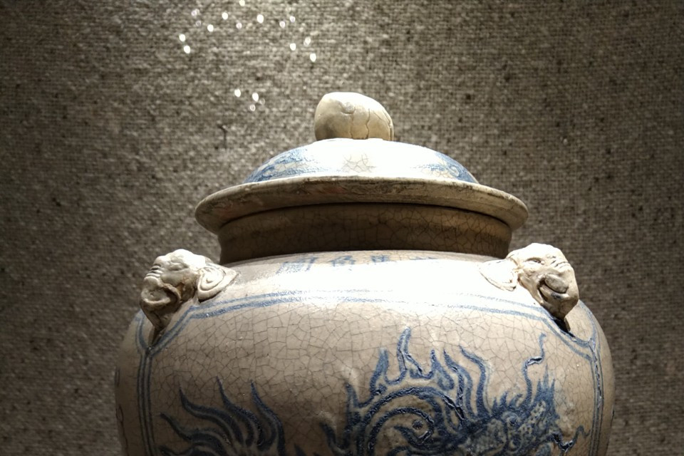 Gốm Bát Tràng men rạn, vẽ lam thời Gia Long (1802-1819).(Ảnh: Minh Thu/Vietnam+)