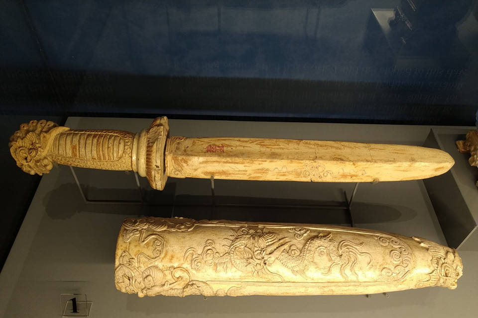 Kiếm thờ men trắng thế kỷ 18. (Ảnh: Minh Thu/Vietnam+)