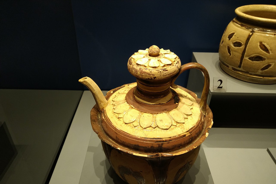 Ấm hoa nâu thế kỷ 12-13. (Ảnh: Minh Thu/Vietnam+)