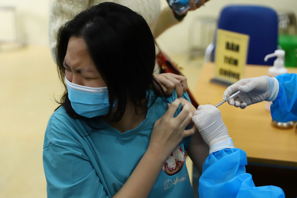 Tiến hành tiêm tại phòng tiêm chủng và nhận giấy tiêm sau đó.(Ảnh: Hoài Nam/Vietnam+)