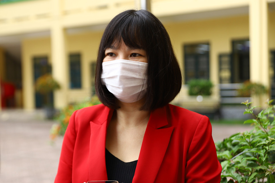 Cô giáo Ngô Thị Thành, Phó Hiệu trưởng Trường Trung học phổ thông Phan Huy Chú cho biết thầy và trò nhà trường rất vui khi học sinh được tiêm vaccine ngừa COVID-19 và sẽ được trở lại trường trong tháng 12 tới. Toàn trường có 888 em đăng ký và sẽ được tiêm toàn bộ trong ngày hôm nay (23/11). (Ảnh: Hoài Nam/Vietnam+)