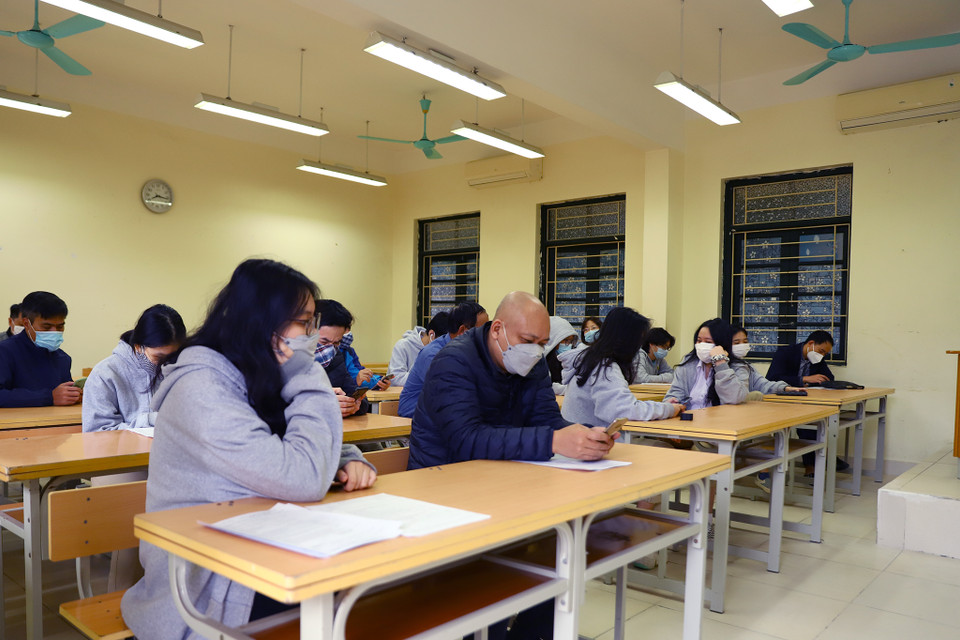 Học sinh và các bậc phụ huynh lên phòng chờ theo phân bổ của nhà trường để thực hiện khai báo giấy tờ cần thiết. (Ảnh: Hoài Nam/ Vietnam+)