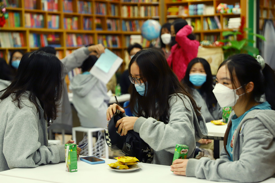 Sau khi tiêm xong, học sinh về thư viện để theo dõi sau tiêm 30 phút. (Ảnh: Hoài Nam/Vietnam+)