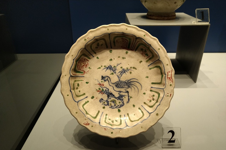 Đĩa hoa lam nhiều màu. (Ảnh: Minh Thu/Vietnam+)