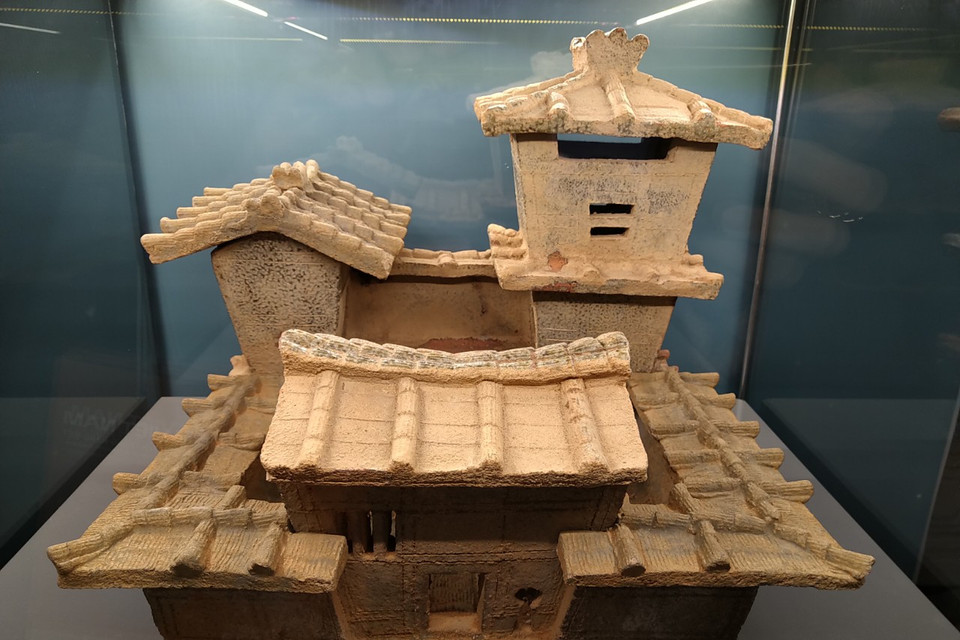 Nhà minh khí, đồ tùy táng trong mộ gạch thế kỷ 1-3. (Ảnh: Minh Thu/Vietnam+)