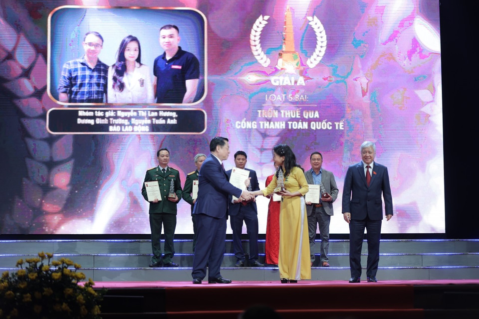 Nhóm tác giả Báo Lao động nhận giải. (Ảnh Hoàng Đạt/Vietnam+)