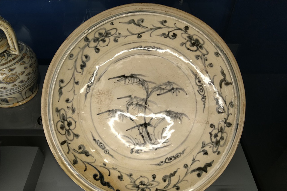 Đĩa hoa lam thế kỷ 15. (Ảnh: Minh Thu/Vietnam+)