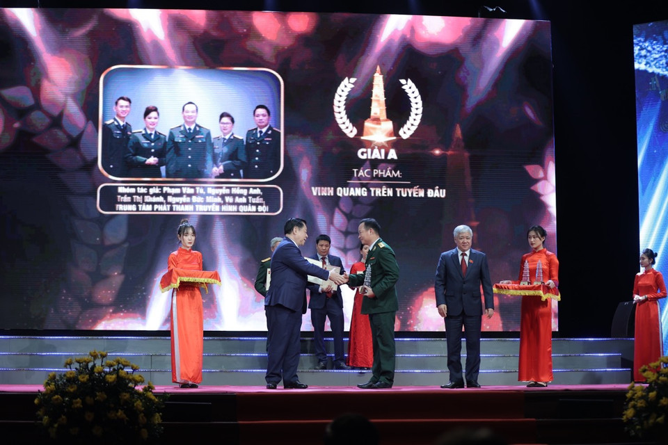 Nhóm tác giả Trung tâm Phát thanh Truyền hình Quân đội nhận giải A. (Ảnh Hoàng Đạt/Vietnam+)