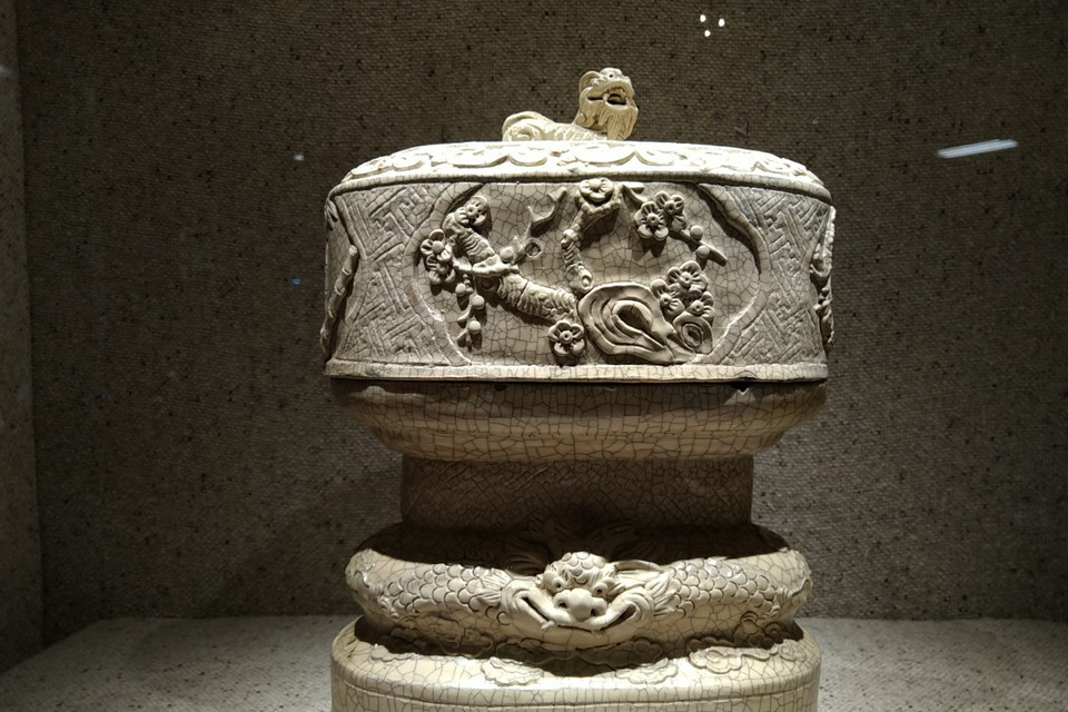 Đài thờ men rạn thế kỷ 19. (Ảnh: Minh Thu/Vietnam+)