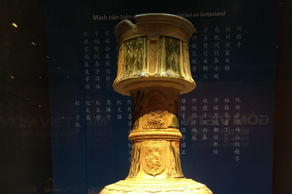 Chân đèn hoa lam thế kỷ 17. (Ảnh: Minh Thu/Vietnam+)