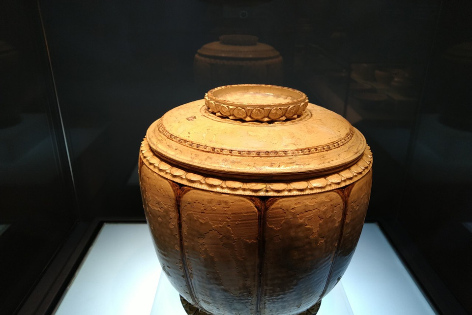 Liễn hoa nâu thế kỷ 11-12. (Ảnh: Minh Thu/Vietnam+)