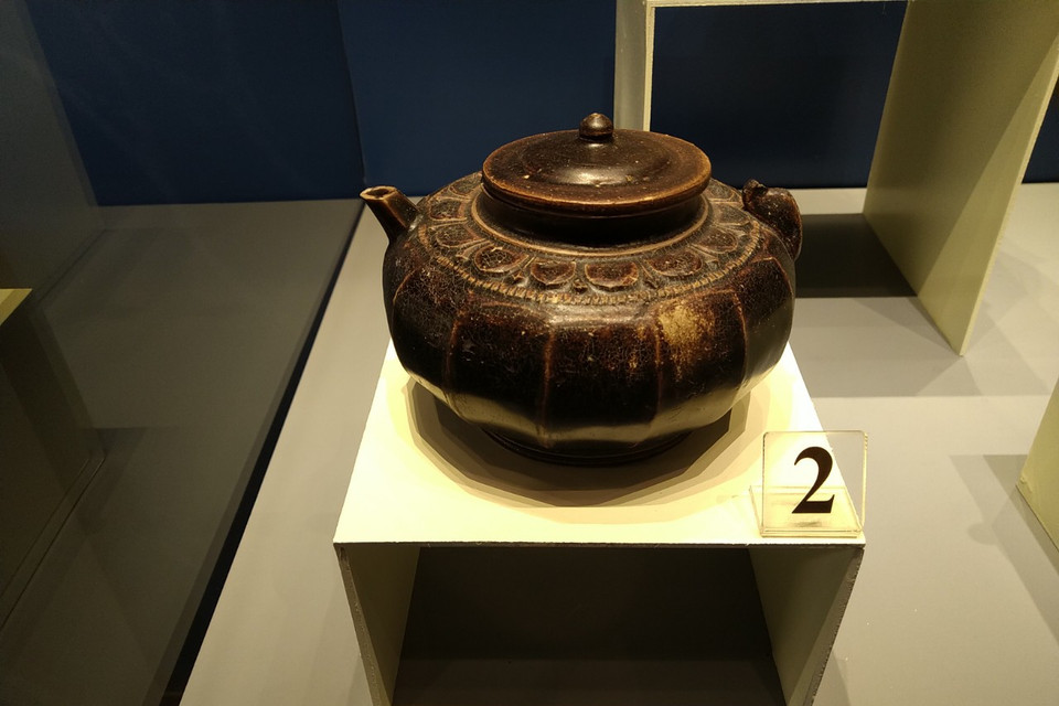 Ấm men nâu thế kỷ 13-14. (Ảnh: Minh Thu/Vietnam+)