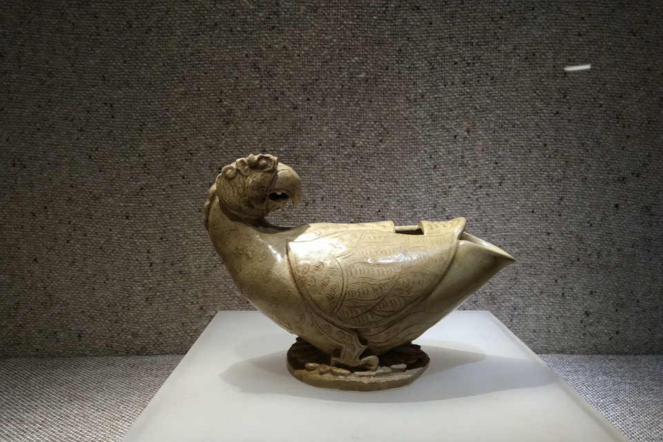 Tước hình vẹt, men trắng thế kỷ 12-13. (Ảnh: Minh Thu/Vietnam+)