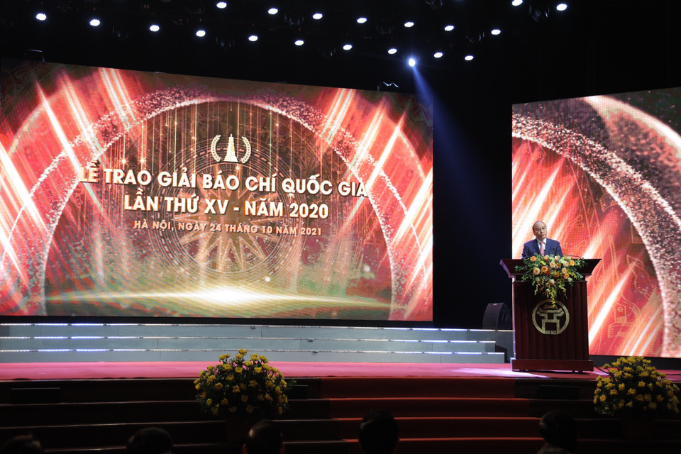  Chủ tịch nước Nguyễn Xuân Phúc đánh giá cao nỗ lực của báo chí, một trong những lực lượng xung kích trên tuyến đầu chống dịch. (Ảnh: Hoàng Đạt/Vietnam+)