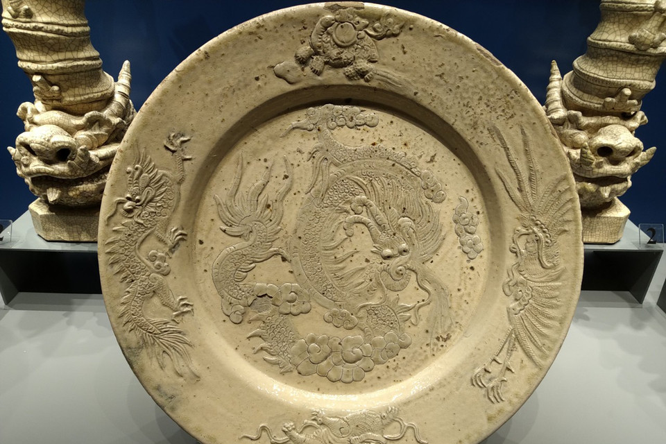 Đĩa men rạn thế kỷ 18. (Ảnh: Minh Thu/Vietnam+)