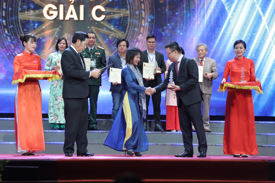 Ông Lê Quốc Minh, Tổng biên tập Báo Nhân dân (phải). (Ảnh: Hoàng Đạt/Vietnam+)