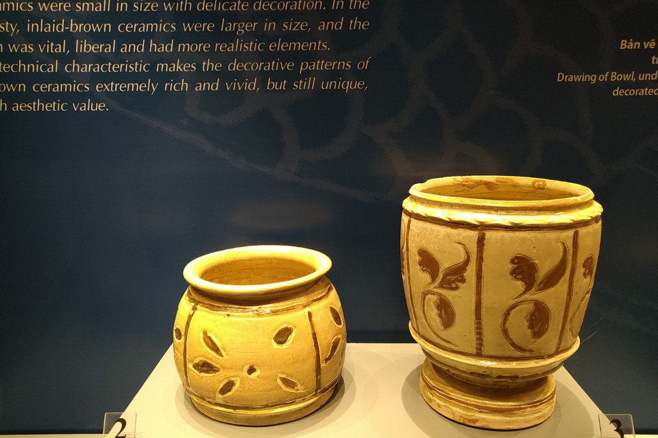 Liễn hoa nâu thế kỷ 13-14. (Ảnh: Minh Thu/Vietnam+)