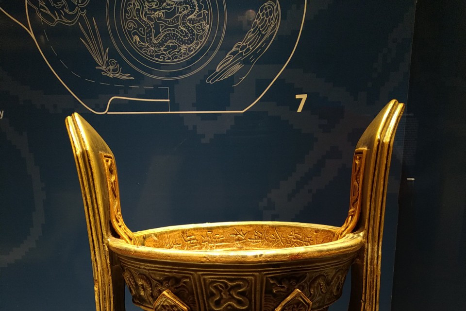 Lư hương men lam xám thế kỷ 16. (Ảnh: Minh Thu/Vietnam+)