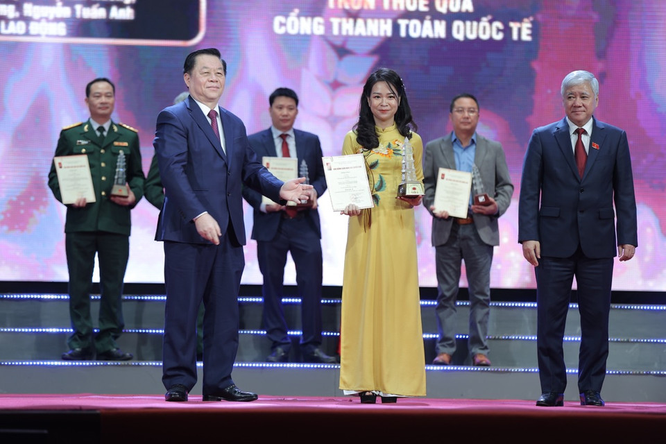 Đại diện nhóm tác giả Báo Lao động nhận giải. (Ảnh Hoàng Đạt/Vietnam+)