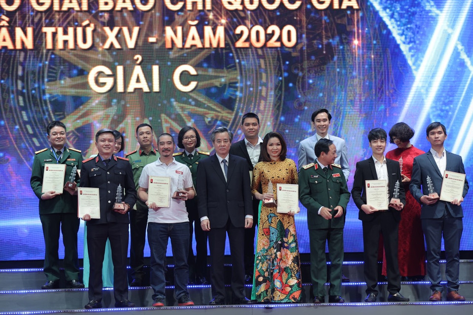 Các tác giả nhận giải thưởng. (Ảnh: Hoàng Đạt/Vietnam+)