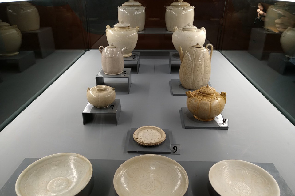 Nhóm hiện vật men trắng thời Lý trang trí hoa sen. (Ảnh: Minh Thu/Vietnam+)