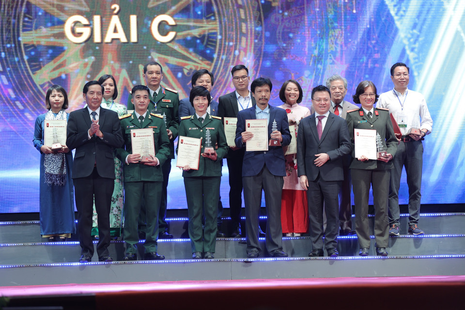 Các tác giả nhận giải thưởng. (Ảnh: Hoàng Đạt/Vietnam+)