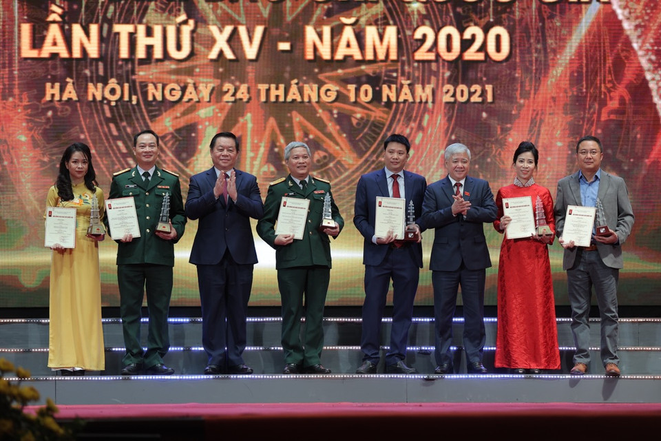 Các tác giả nhận giải Tin, phóng sự, ký sự truyền hình. (Ảnh Hoàng Đạt/Vietnam+)