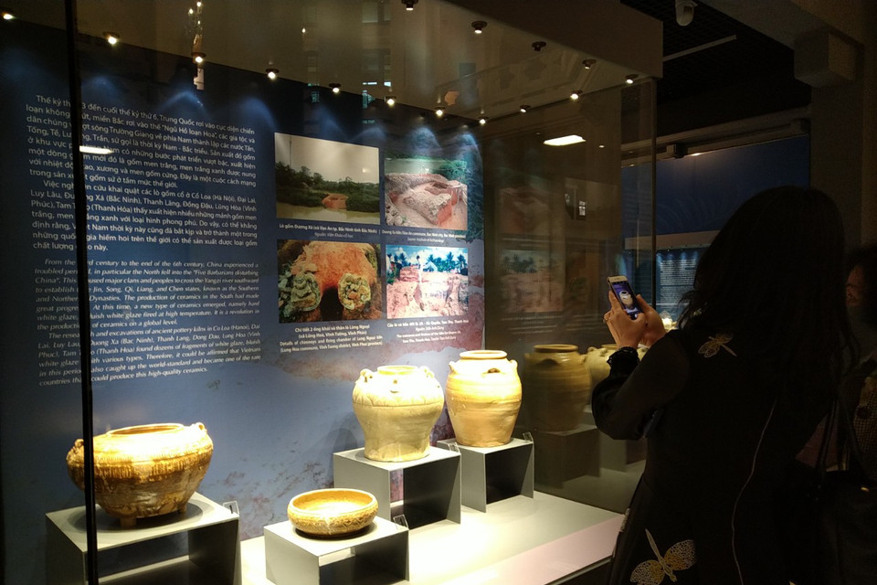Trưng bày giới thiệu hiện vật điển hình cho phong cách gốm Việt qua các thời kỳ. (Ảnh: Minh Thu/Vietnam+)