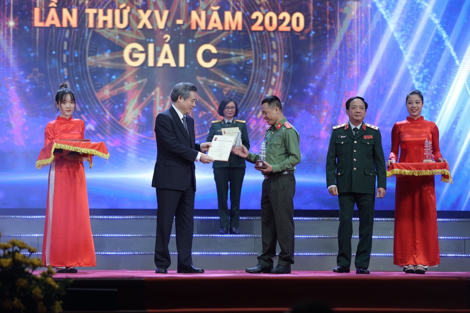 Các tác giả nhận giải thưởng. (Ảnh: Hoàng Đạt/Vietnam+)