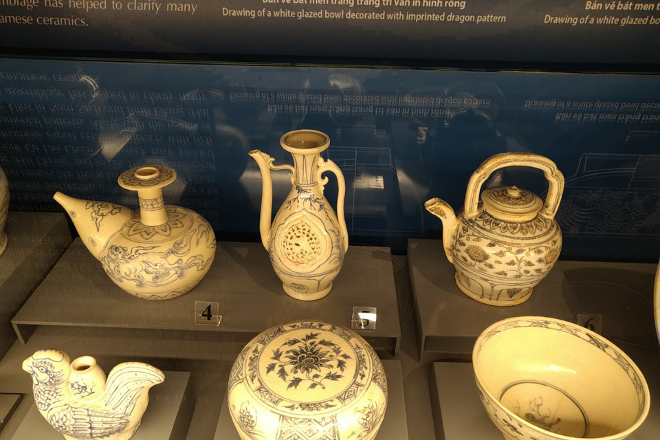 Nhóm hiện vật từ tàu cổ Cù Lao Chàm, thế kỷ 15. (Ảnh: Minh Thu/Vietnam+)