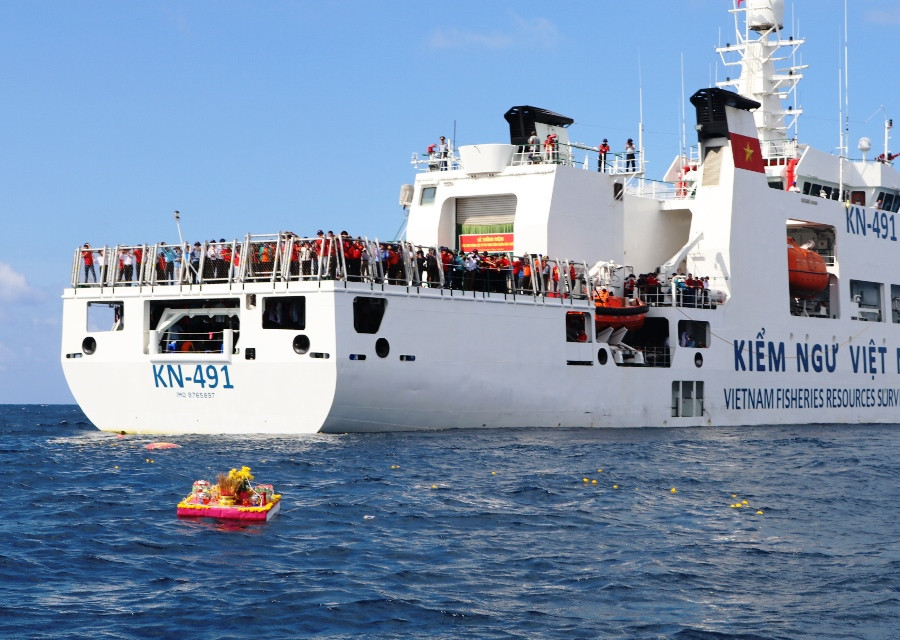 Tưởng nhớ đến 64 liệt sỹ đã mãi mãi hòa mình vào biển trời quê hương, hiến dâng tuổi thanh xuân cùa mình cho sự nghiệp bảo vệ vững chắc chủ quyền biển đảo Trường Sa thân yêu của Tổ quốc. (Ảnh: Hồng Kiều/Vietnam+)