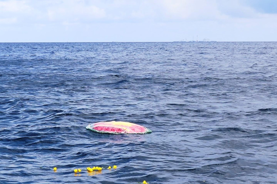 Vòng hoa được thả về phía đảo Gạc Ma.(Ảnh: Hồng Kiều/Vietnam+)