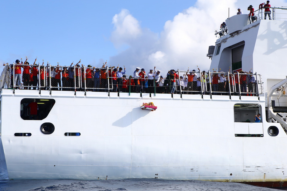 Thực hiện nghi lễ thả lễ vật và vòng hoa tưởng niệm các chiến sy đã hy sinh bảo vệ đảo Gạc Ma. (Ảnh: Hồng Kiều/Vietnam+)