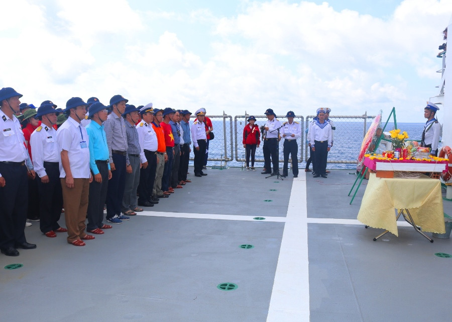 Đã thông lệ, bất cứ tàu hải quân nào đi qua vùng biển Gạc Ma, Cô Lin, Len Đao đều tổ chức lễ viếng và thả hoa tưởng niệm 64 liệt sỹ. (Ảnh: Hồng Kiều/Vietnam+)