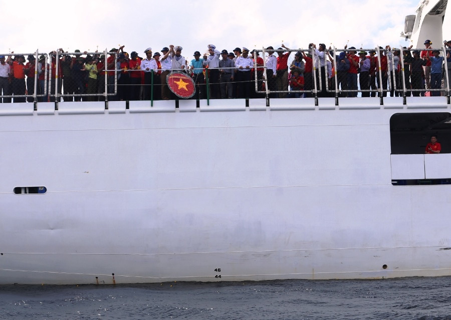 Vòng hoa được thả xuống mang dòng chữ “Đời đời nhớ ơn các anh hùng liệt sỹ.” (Ảnh: Hồng Kiều/Vietnam+)