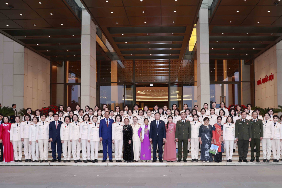 Chủ tịch Quốc hội Vương Đình Huệ chụp ảnh lưu niệm với đại biểu. (Ảnh: Doãn Tấn/TTXVN)