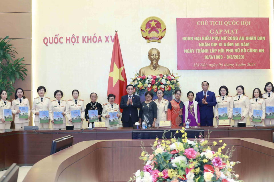 Chủ tịch Quốc hội Vương Đình Huệ tặng quà lưu niệm cho đại biểu. (Ảnh: Doãn Tấn/TTXVN)