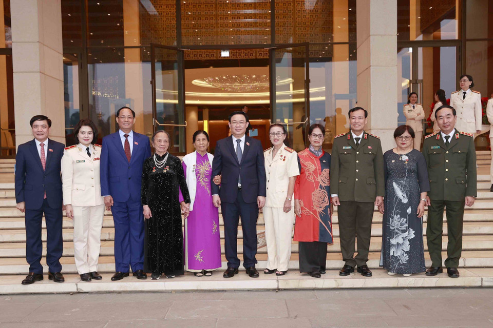 Chủ tịch Quốc hội Vương Đình Huệ với đại diện các thế hệ cán bộ Hội Phụ nữ Bộ Công an qua các thời kỳ. (Ảnh: Doãn Tấn/TTXVN)