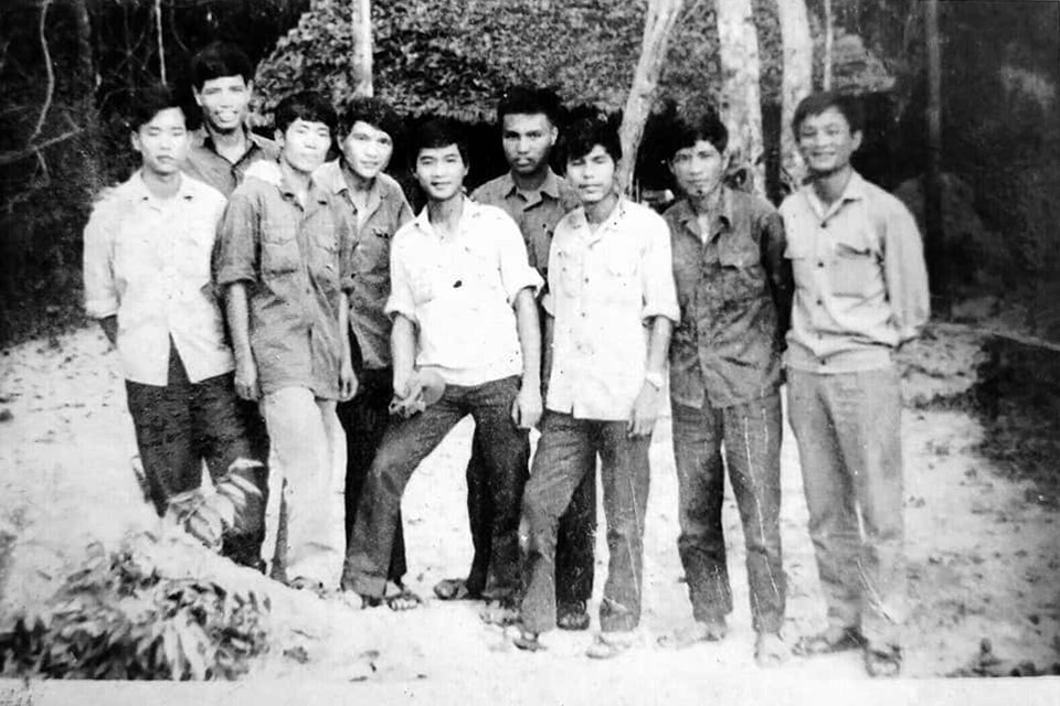 Phóng viên GP10 chụp ảnh kỷ niệm khi mới hành quân từ Bắc vào căn cứ Thông tấn xã giải phóng tại R (Tây Ninh) giữa năm 1973. (Ảnh: Tư liệu TTXVN)
