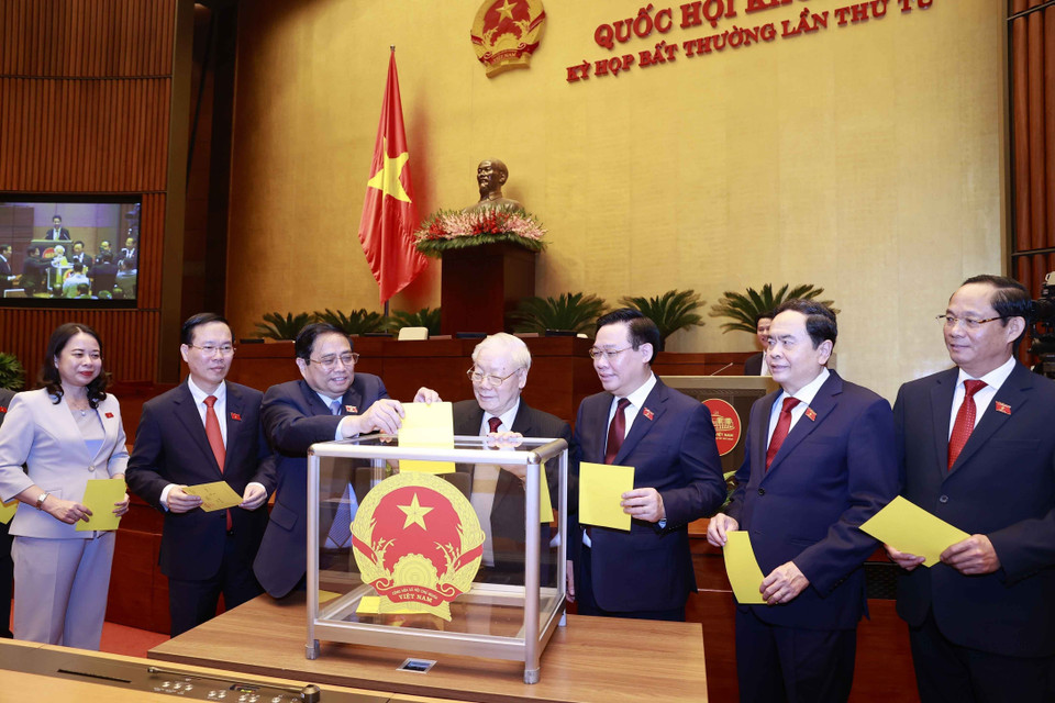 Lãnh đạo Đảng, Nhà nước, đại biểu Quốc hội bỏ phiếu bầu Chủ tịch nước bằng hình thức bỏ phiếu kín. (Ảnh: TTXVN)