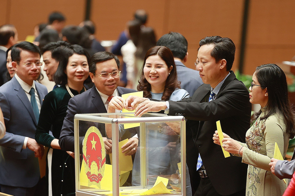 Các đại biểu Quốc hội bỏ phiếu bầu Chủ tịch nước. (Ảnh: TTXVN)