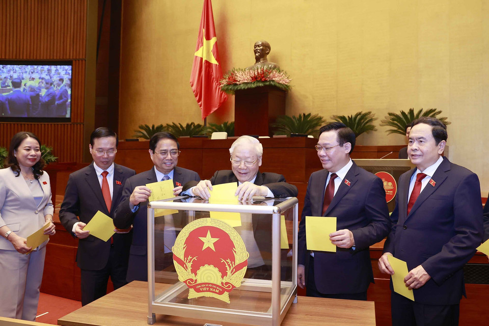 Tổng Bí thư Nguyễn Phú Trọng và các lãnh đạo Đảng, Nhà nước, đại biểu Quốc hội bỏ phiếu bầu Chủ tịch nước bằng hình thức bỏ phiếu kín. (Ảnh: TTXVN)