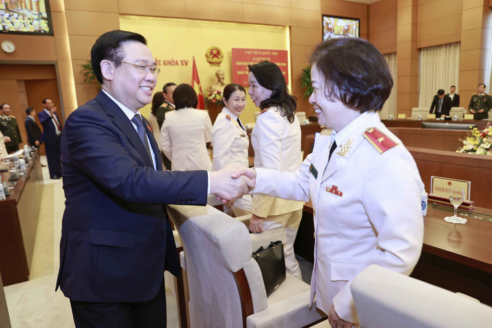 Qua thực hiện các phong trào thi đua, các cuộc vận động, hội viên phụ nữ, chị em đã luôn phấn đấu, rèn luyện, trưởng thành, có nhiều sáng kiến, cách làm hay, góp phần thực hiện nhiệm vụ chính trị của đơn vị trên tất cả các mặt công tác công an. (Ảnh: Doãn Tấn/TTXVN)