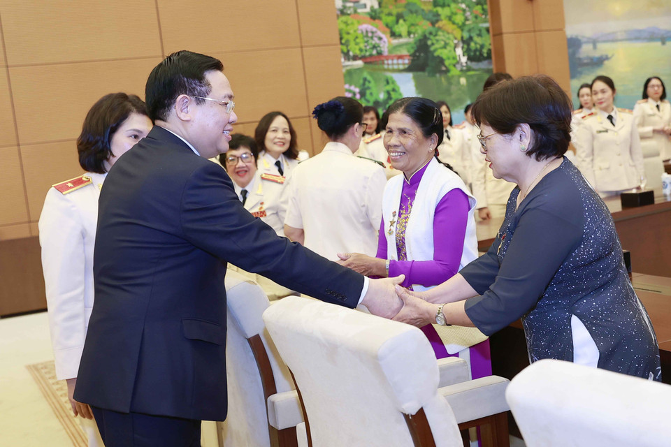 Chủ tịch Quốc hội Vương Đình Huệ với các đại biểu. (Ảnh: Doãn Tấn/TTXVN)