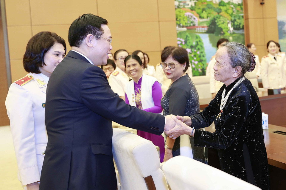 Chiều 6/3, tại Hà Nội, Chủ tịch Quốc hội Vương Đình Huệ gặp mặt đoàn đại biểu phụ nữ Công an nhân dân nhân dịp kỷ niệm 40 năm Ngày thành lập Hội phụ nữ Bộ Công an (8/3/1983-8/3/2023). (Ảnh: Doãn Tấn/TTXVN)